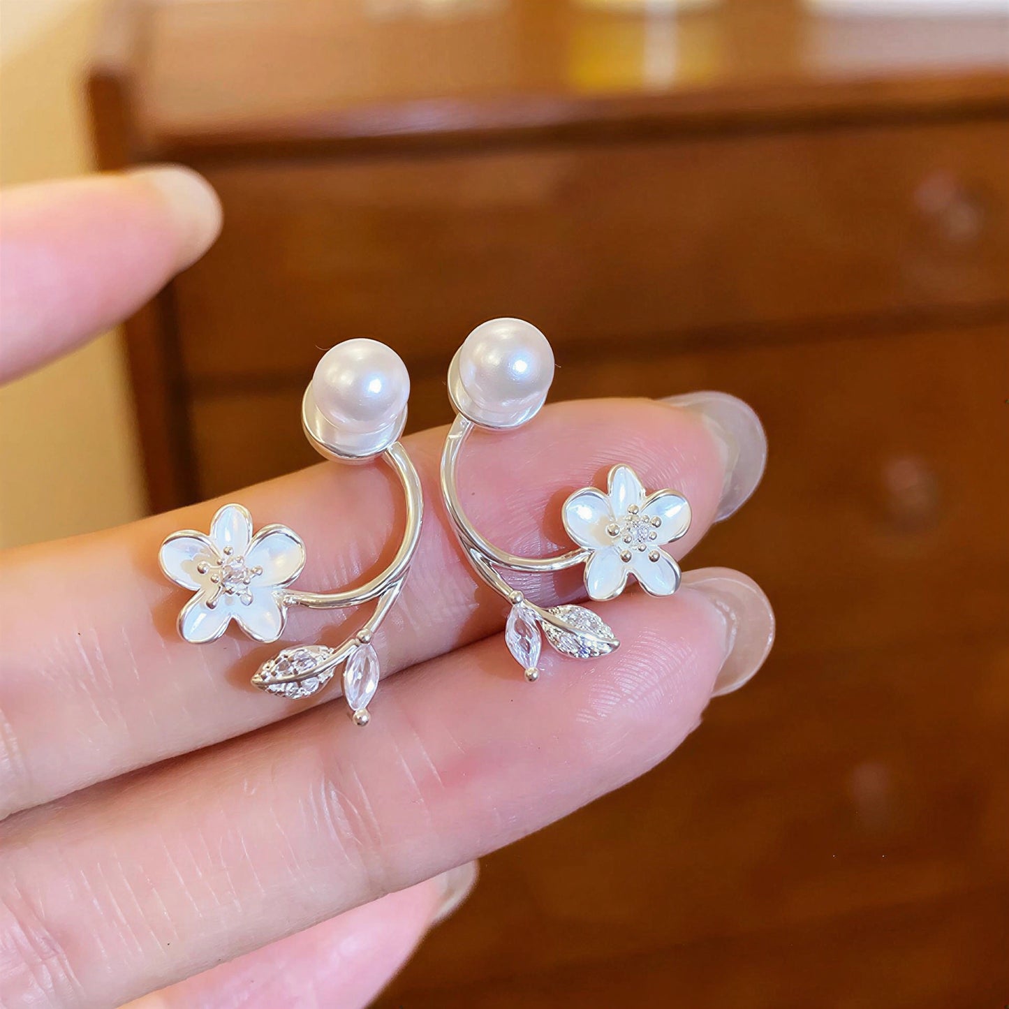 đEthereal Blossom örhĂ€ngen: ĂrhĂ€ngen i sterlingsilver med blommor och pĂ€rlor för kvinnor