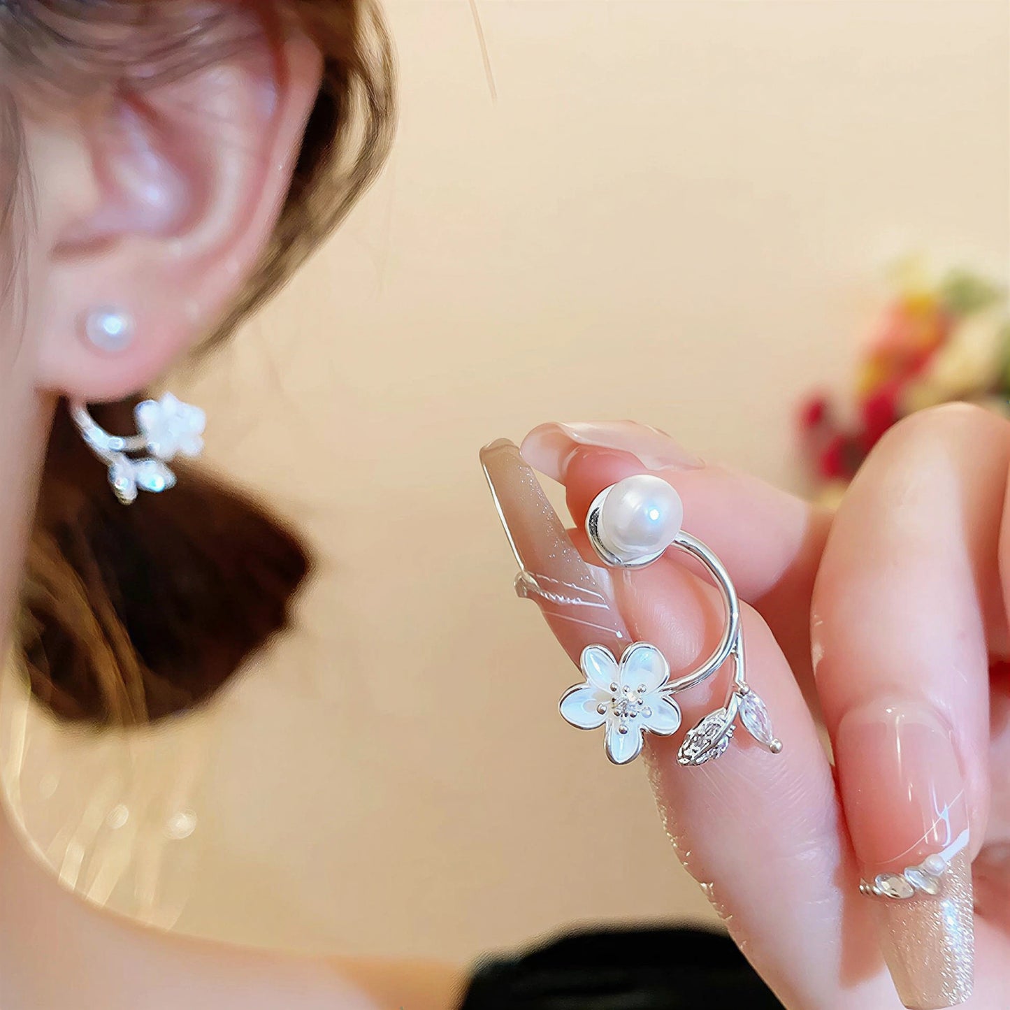 🎀Ethereal Blossom örhängen: Örhängen i sterlingsilver med blommor och pärlor för kvinnor