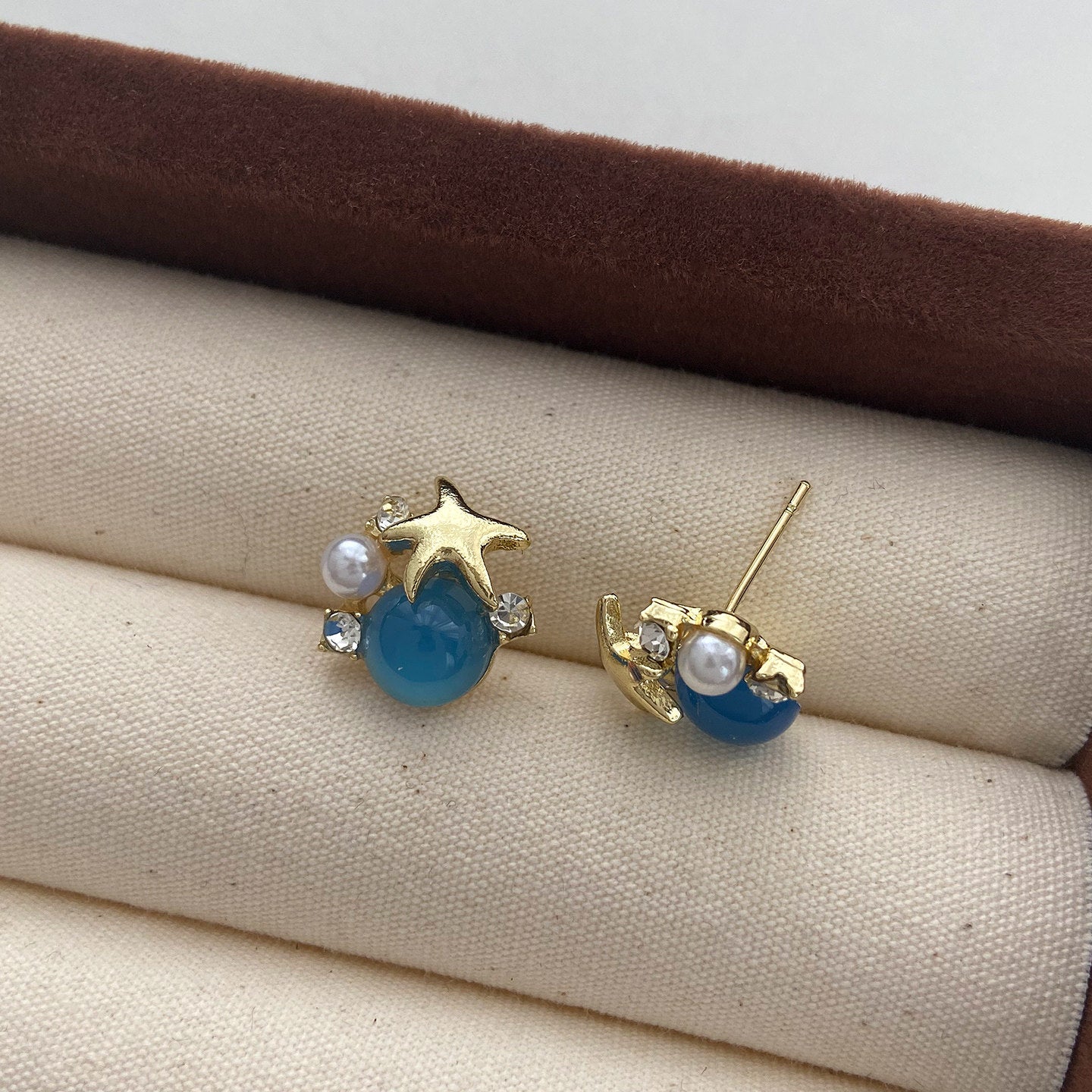 Ocean Vibes-örhängen med sjöstjärnor – örhängen med blå cabochoner och pärlor